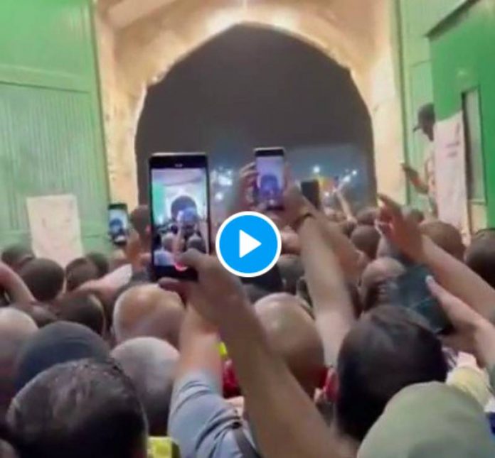 Des milliers de Palestiniens défilent dans la mosquée Al-Aqsa en scandant «Labayk Ya Aqsa» -VIDEO
