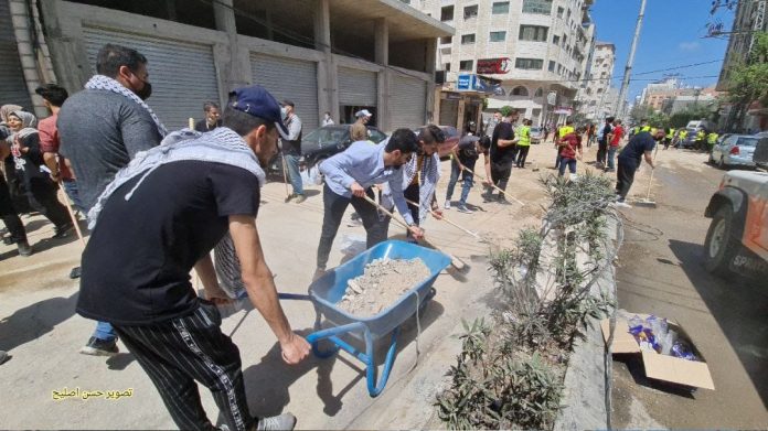 Des milliers de Palestiniens nettoient et reconstruisent les rues de la bande de Gaza