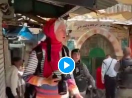 Jérusalem des soldats israéliens arrachent le voile de la journaliste Latifa Abdul Latif - VIDEO2
