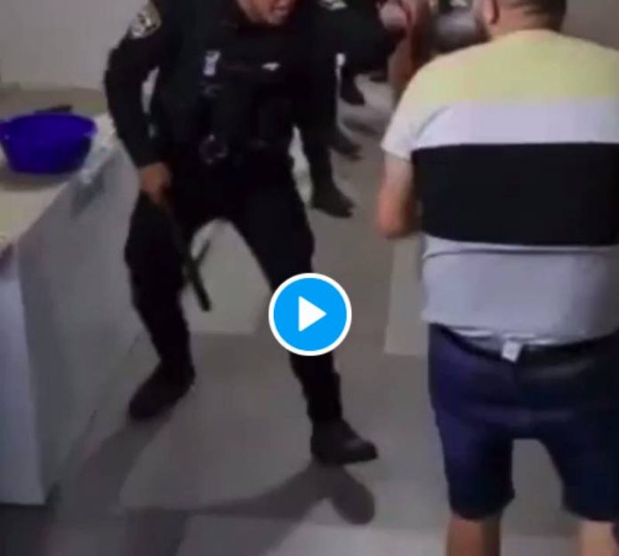 La police israélienne entre par effraction chez des Palestiniens puis les agresse violemment - VIDEO