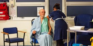 Le premier homme au monde a avoir reçu le vaccin Covid-19 est mort