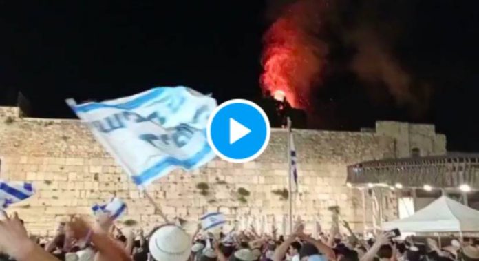 Les colons israéliens célèbrent un gigantesque incendie près de la mosquée Al-Asqa - VIDEO