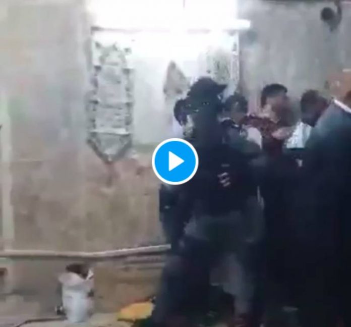 Les soldats israéliens attaquent les fidèles musulmans dans la mosquée Al-Aqsa - VIDEO