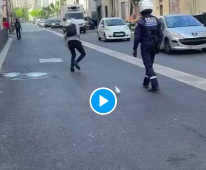 Marseille un policier en moto fonce sur un lycéen de 16 ans - VIDEO