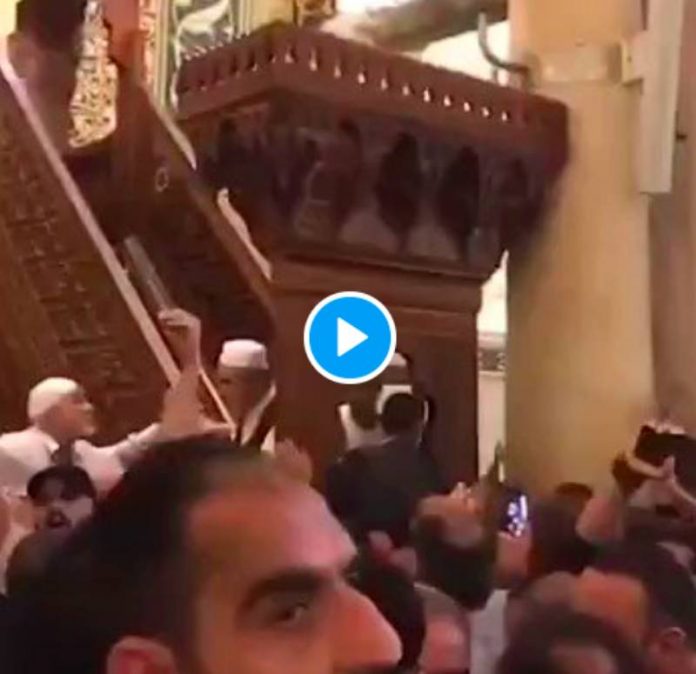 « Dégage ! » Les fidèles expulsent l’imam d’Al-Aqsa en plein sermon du vendredi - VIDEO