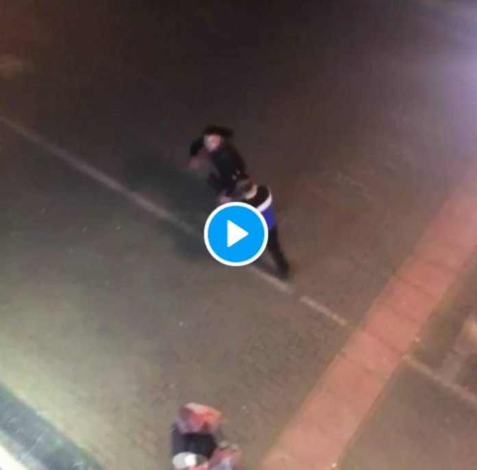 « Espèce de sale noir » un homme tabasse un livreur et profère des insultes racistes - VIDEO