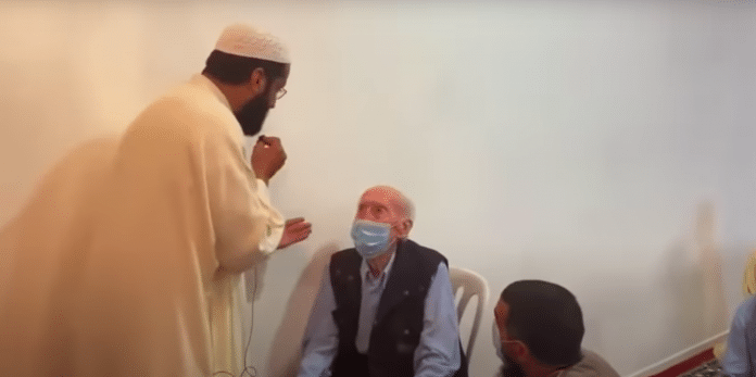 A 95 ans, Papy Jeannot survit au Covid-19 et se convertit à l’islam - VIDEO