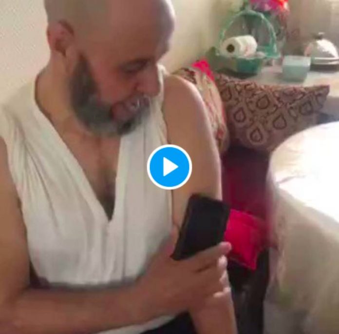 Covid-19 Un hajj affirme que son bras est devenu aimanté depuis la vaccination - VIDEO