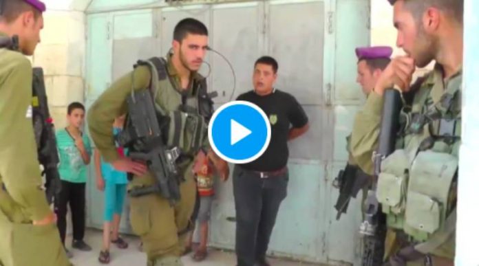 Des soldats israéliens lourdement armés arrêtent un enfant palestinien en pleurs - VIDEO