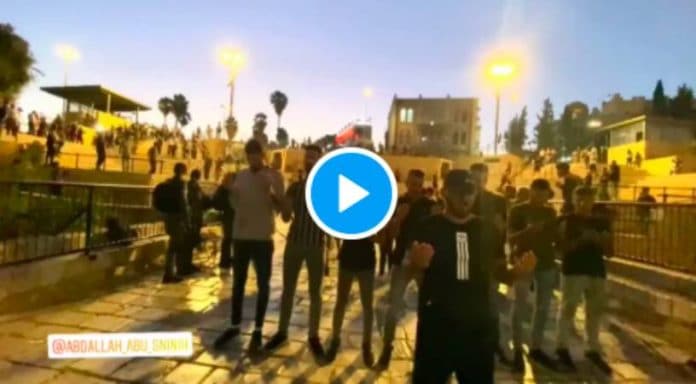 Jérusalem Des soldats israéliens agressent des Palestiniens en pleine prière du Maghreb - VIDEO
