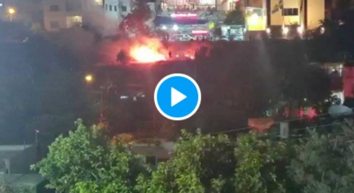 Les colons Israéliens caillassent les Palestiniens et allument  des incendies à Sheikh Jarrah - VIDEO