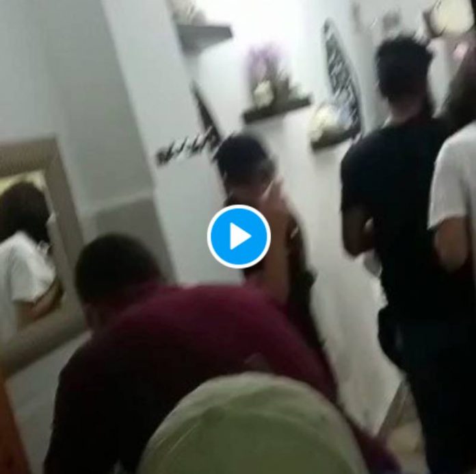 Les soldats israéliens jettent du gaz lacrymogène dans les maisons pour terroriser les Palestiniens - VIDEO