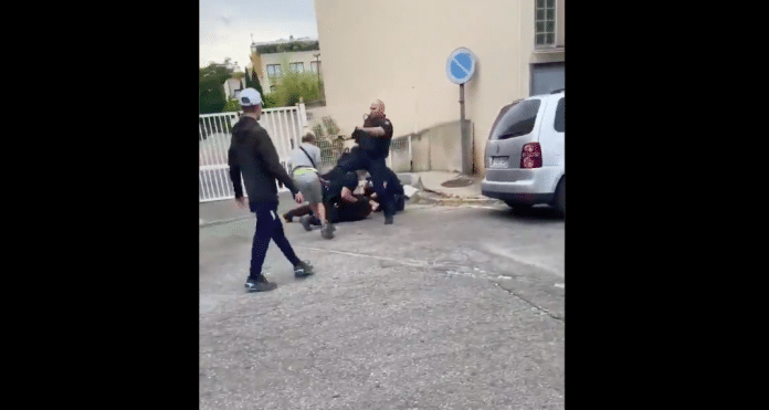 « J’ai rien fait ! » des agents de sécurité interpellent violemment un jeune homme à la gare d’Avignon - VIDEO