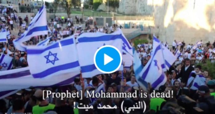 « Mort aux Arabes, votre religion est une poubelle » les colons israéliens scandent des chants racistes à Al-Aqsa -VIDEO
