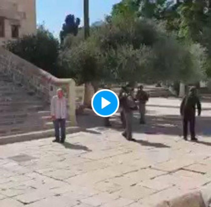Al-Aqsa un soldat israélien arrache son tapis à une Palestinienne qui s'apprêtait à faire sa prière - VIDEO