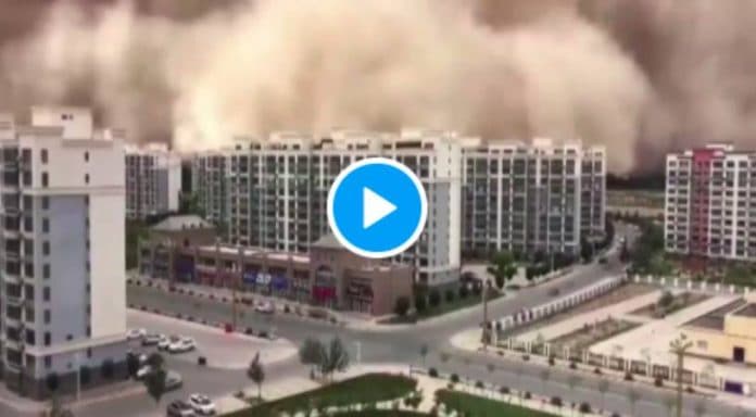 Chine la ville de Dunhuang disparaît sous une gigantesque tempête de sable - VIDEO
