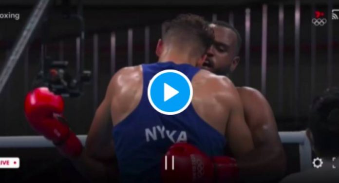 JO Tokyo un boxeur marocain tente de mordre l'oreille de son adversaire - VIDEO2