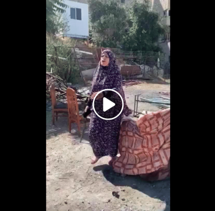 Jérusalem une Palestinienne courageuse expulse un groupe de colons israéliens qui envahissent sa maison - VIDEO