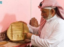Un sculpteur saoudien passe 8 ans à graver des mots du Coran sur 30 plaques de marbre