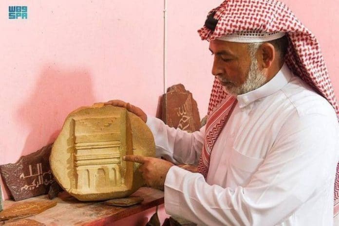 Un sculpteur saoudien passe 8 ans à graver des mots du Coran sur 30 plaques de marbre