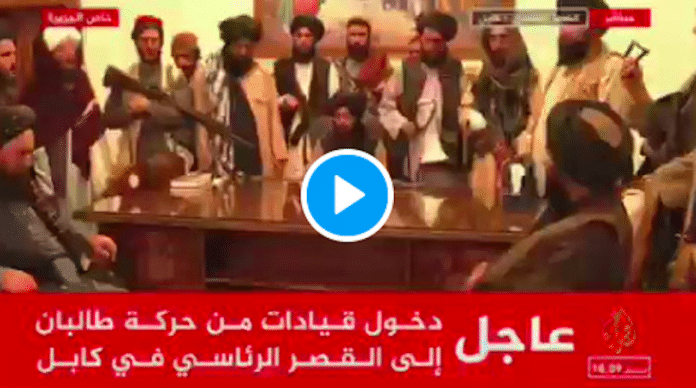 Afghanistan les talibans récitent le Coran à leur entrée dans le palais présidentiel - VIDEO