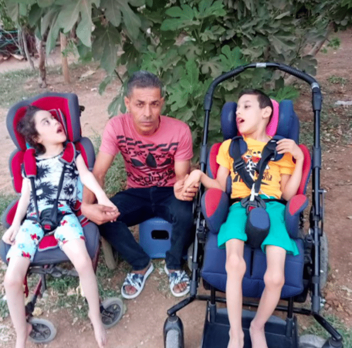 Algérie le père de Redouane et Ritaje atteints de paralysie cérébrale lance un appel à l’aide