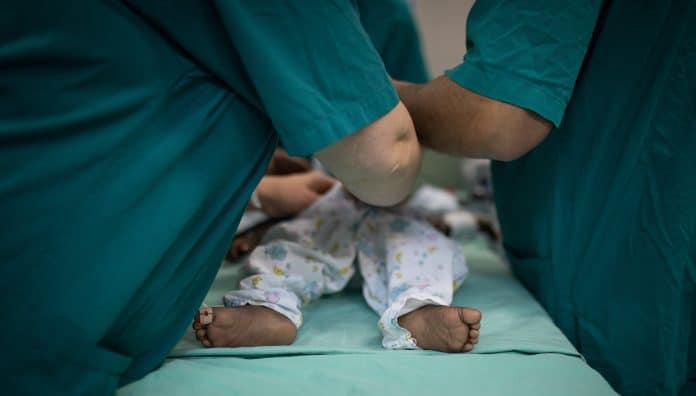 Covid-19 : un bébé de 5 mois meurt après avoir été allaité par sa mère vaccinée