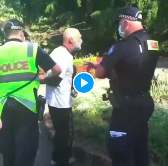 Covid-19 un homme fait une crise cardiaque après avoir été menotté par des policiers pour non-port du masque - VIDEO