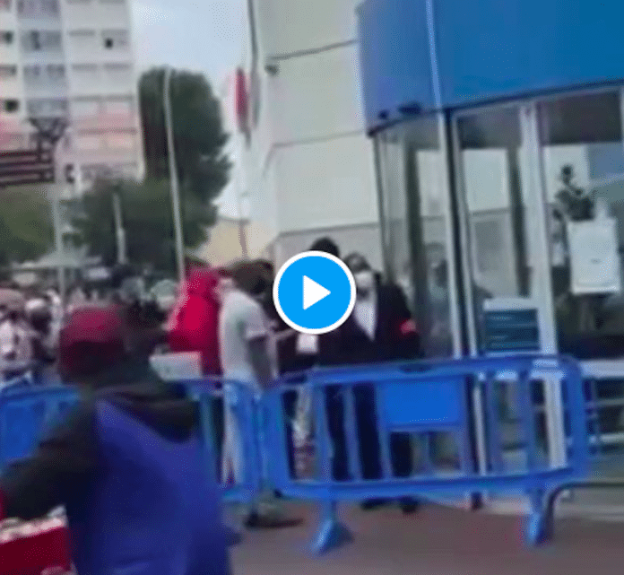 Drancy une femme sans Pass sanitaire expulsée d’un supermarché s’en prend aux vigiles - VIDEO