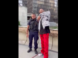 La Défense des policiers en service prennent un selfie avec l’influenceur OhPlai - VIDEO