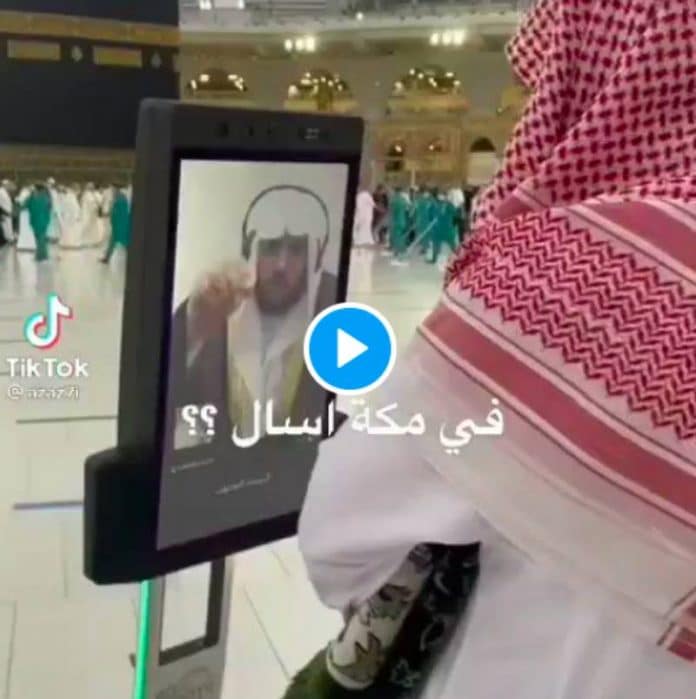 La Mecque les savants délivrent des Fatawas à travers des écrans mobiles autour de la Kaaba - VIDEO