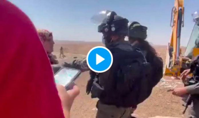 Palestine une femme courageuse défend une source d’eau convoitée par des soldats israéliens - VIDEO