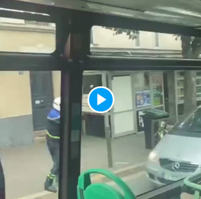 Rosny-sous-Bois des policiers ouvrent le feu en pleine rue sur un véhicule - VIDEO