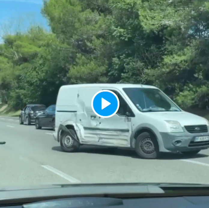 « Dinguerie sur l’A8 » Un camion percute volontairement toutes les voitures, le chauffeur se fait lyncher sur le bas-côté - VIDEO