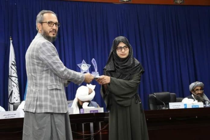 Afghanistan - Les Talibans rendent hommage à une étudiante qui a obtenu le meilleur résultat à un examen national