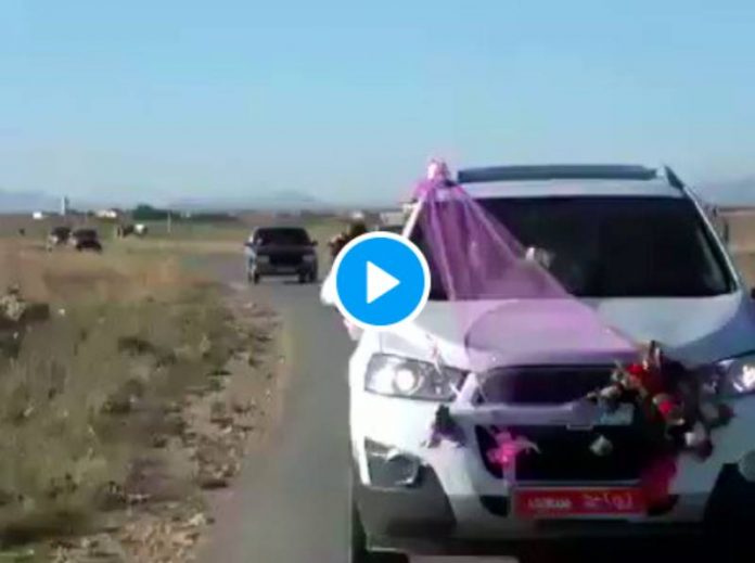 Algérie une voiture prend feu après un tir de fusil pour célébrer un mariage - VIDEO