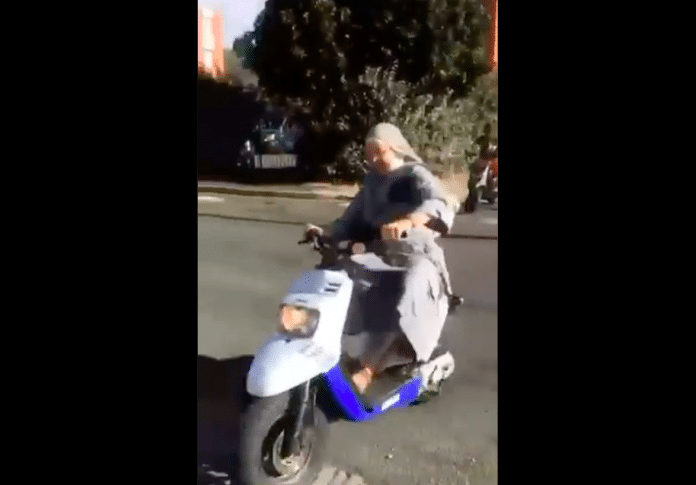 Dreux une bonne soeur fait des rodéos sur un scooter avec des jeunes du quartier - VIDEO