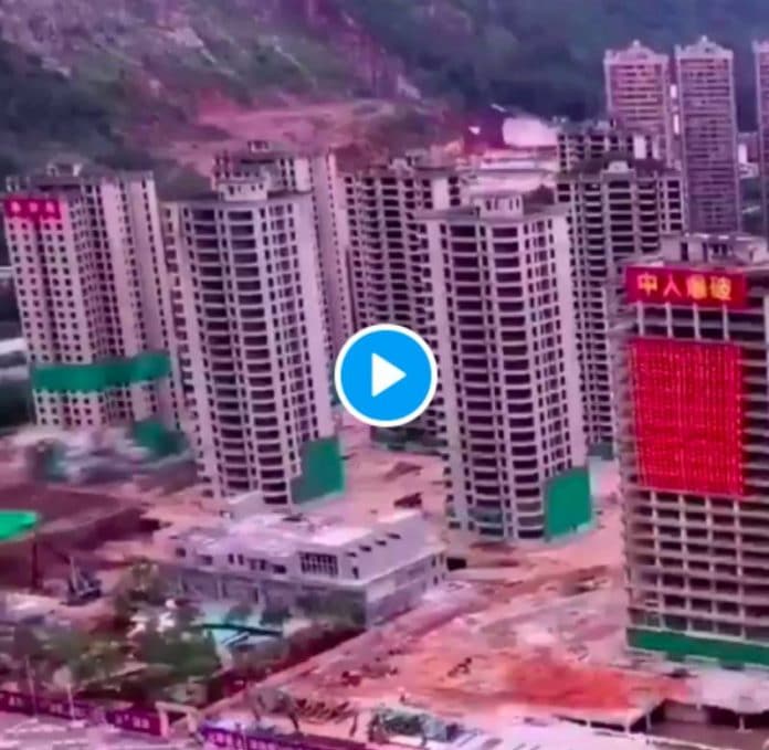 La Chine explose 15 gratte-ciel abandonnés par les promoteurs simultanément - VIDEO (1)