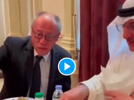 L'ambassadeur du Japon séduit les Saoudiens en mangeant avec les mains un plat traditionnel - VIDEO