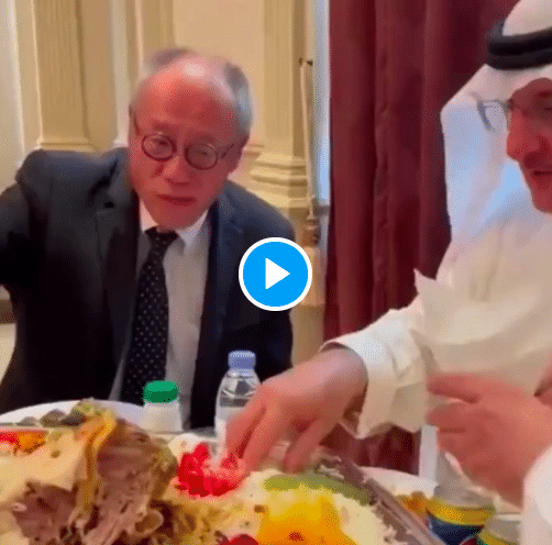 L'ambassadeur du Japon séduit les Saoudiens en mangeant avec les mains un plat traditionnel - VIDEO