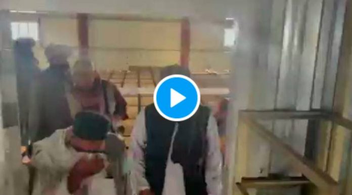 Le chef taliban Anas Haqqani visite la prison de Bagram où il était prisonnier