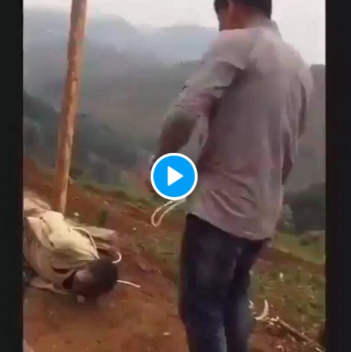 Rwanda Un directeur chinois fouette un employé travaillant dans une mine - VIDEO