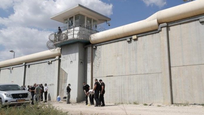 Un ex-prisonnier fait l'éloge des Palestiniens évadés de prison israélienne