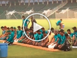 L’équipe pakistanaise de cricket interrompt le match pour accomplir la prière du Maghreb sur le terrain - VIDEO