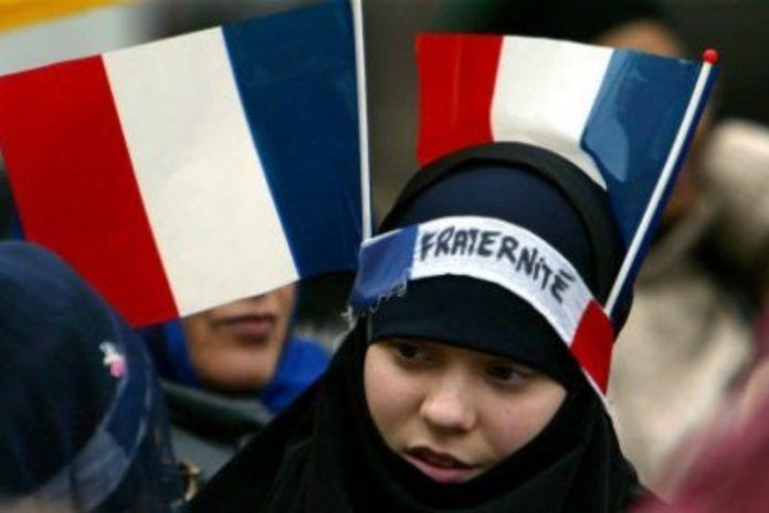 La majorité des Français pensent que les chrétiens blancs sont « menacés d’extinction » en raison des musulmans 