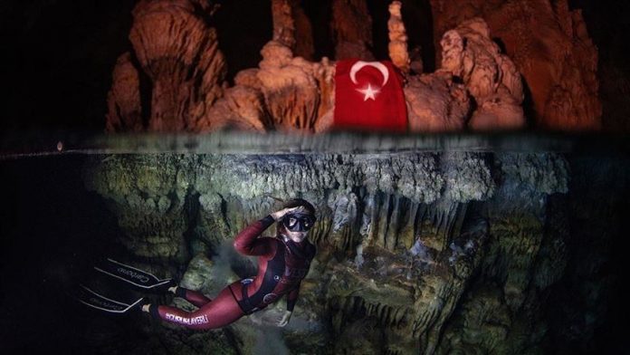 La nageuse turque Şahika Ercümen pulvérise le record du monde de plongée en apnée
