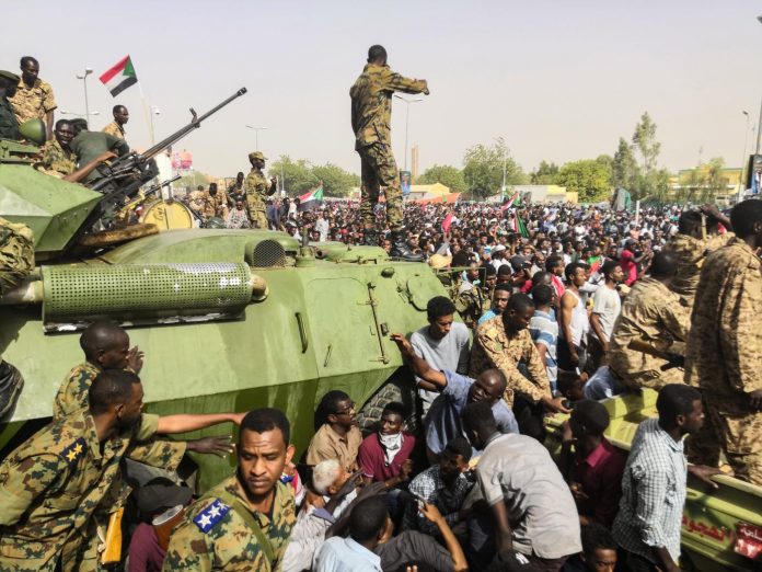 L'armée soudanaise prend le pouvoir par un coup d'État et arrête le Premier ministre