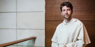 Lille : un prêtre agressé en pleine rue par des militants pro-Zemmour - VIDEO