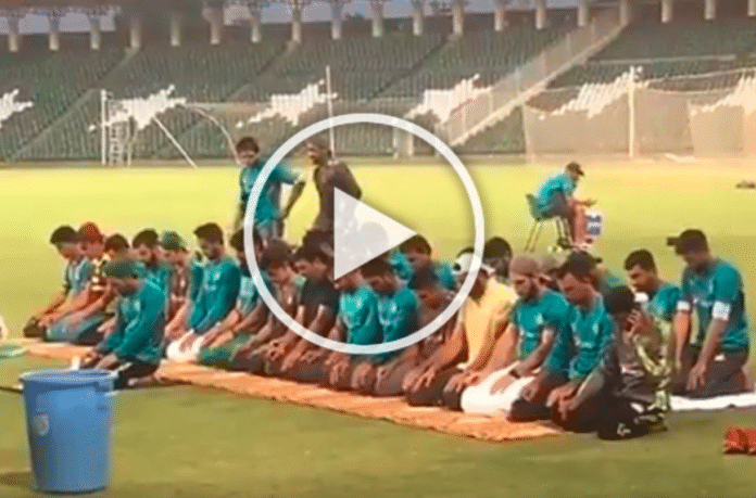 L’équipe pakistanaise de cricket interrompt le match pour accomplir la prière du Maghreb sur le terrain - VIDEO