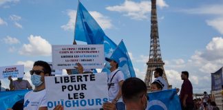 Paris - Des milliers de manifestants apportent leur soutien aux Ouïghours